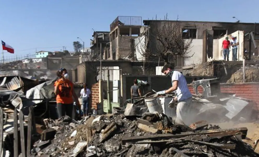 TERCER DIA TRAS EL INCENDIO EN VALPARAISO CERRO LA CRUZFOTO : ES