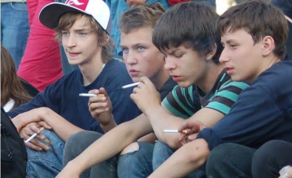 jovenes-fumando