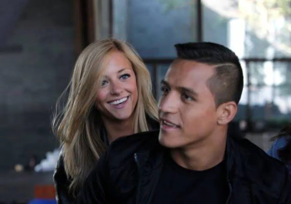 alexis sanchez y su novia
