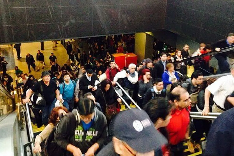 gente-saliendo-del-metro-emol_71622