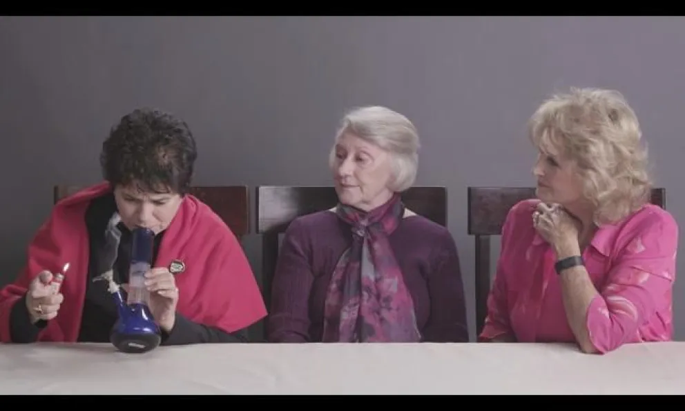 video-abuelas-fuman-hierba