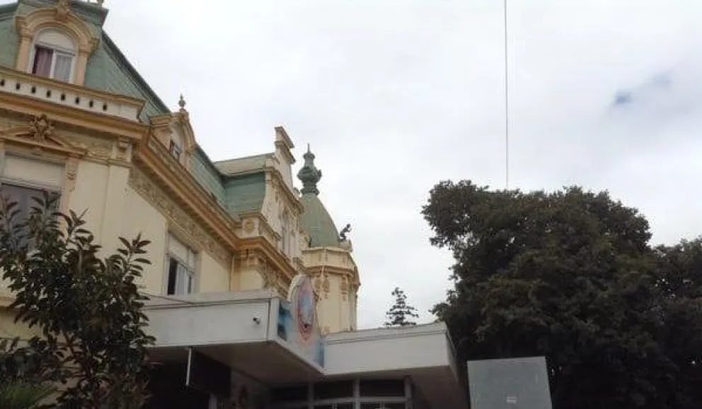 mujer lanza