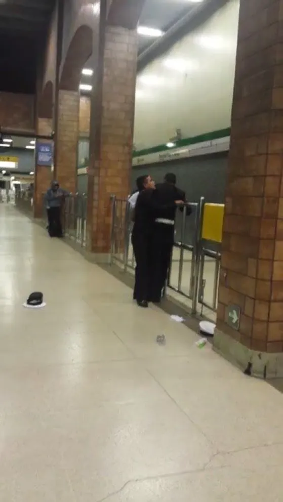 Marinos curaos peliando en metro santa ana thumbnail