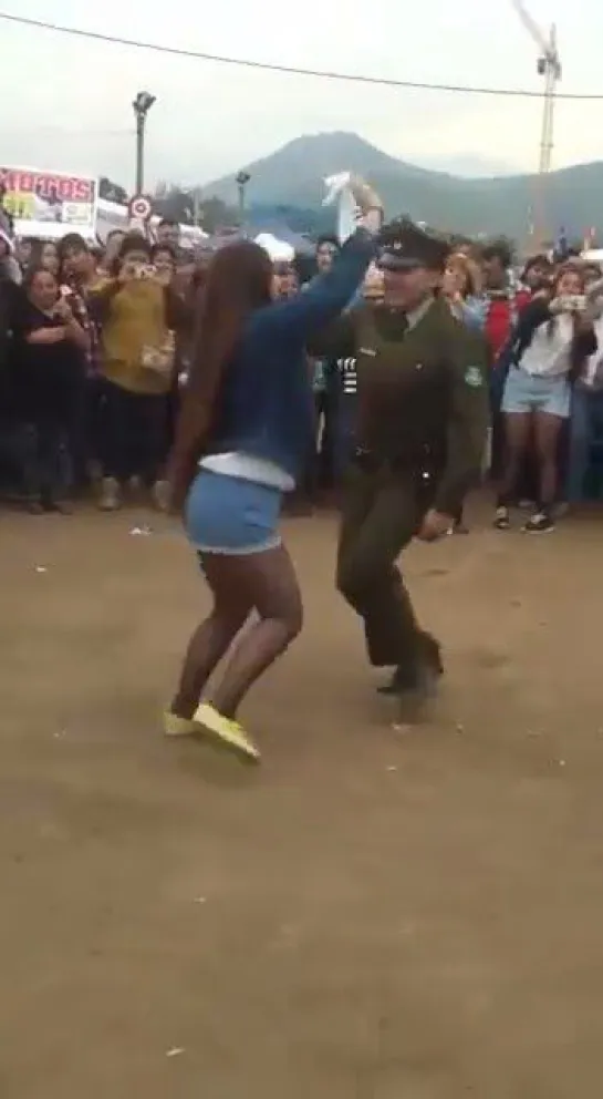 carabinero bailando thumbnail