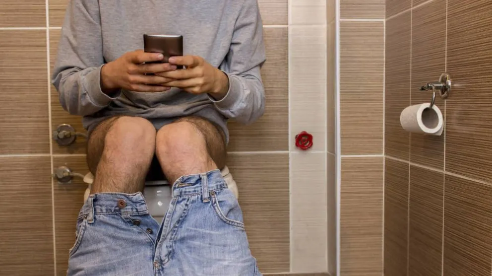 sueles-ver-el-movil-en-el-bano-puedes-tener-un-problema-serio