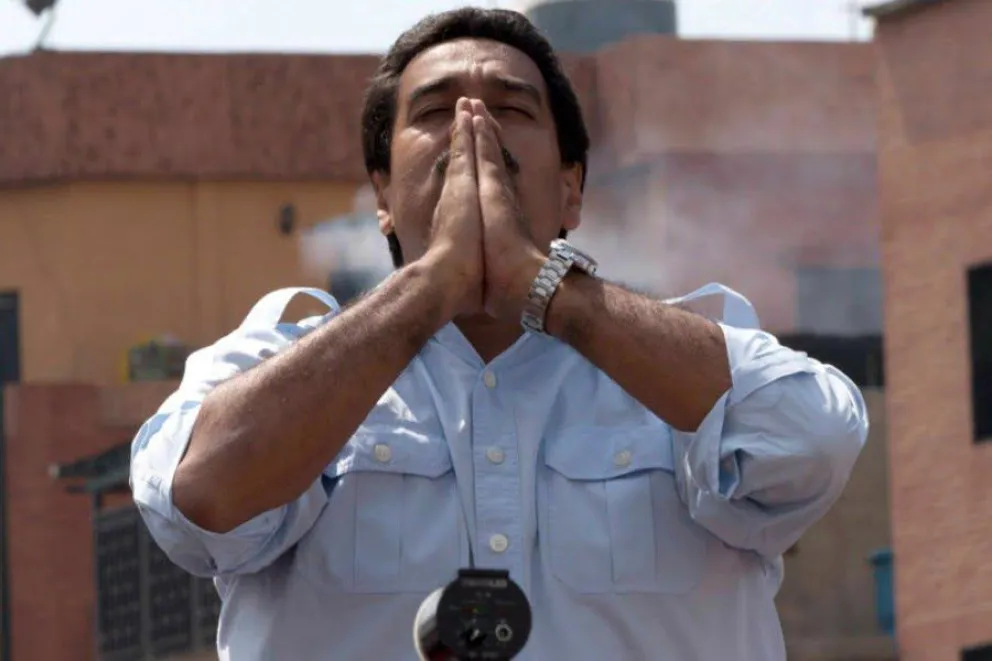 Nicolas-Maduro-preocupado-rezando