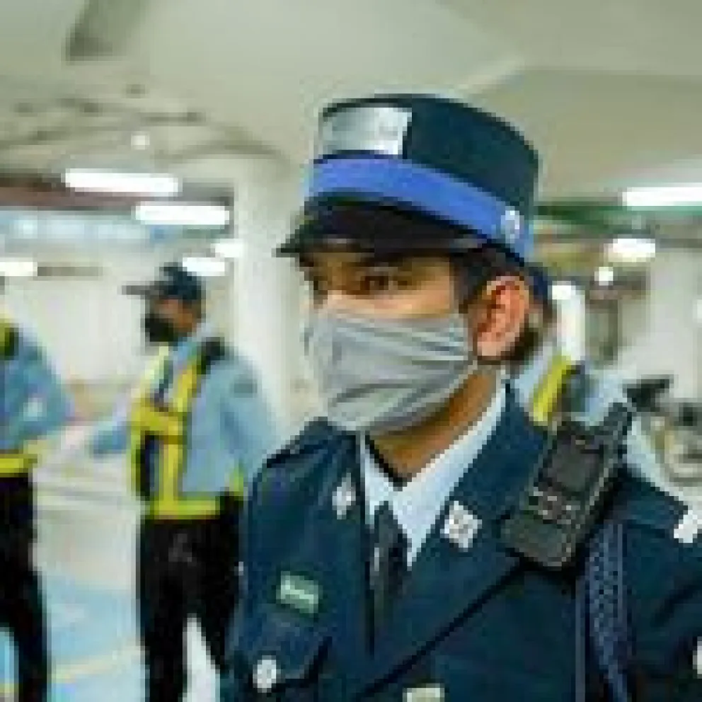 Guardforce_security_personnel_on_duty_with_Hytera_PoC_radios
